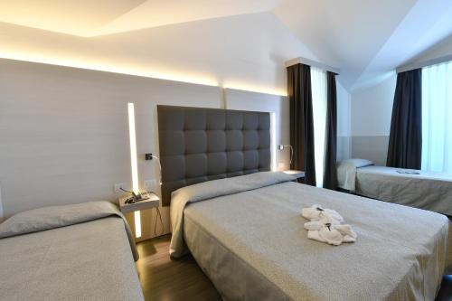1 queen bed, 2 twin beds