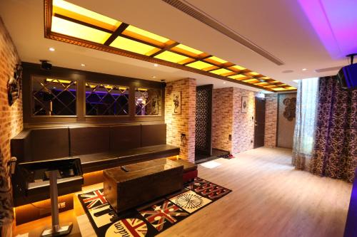 Deluxe King Room image 10