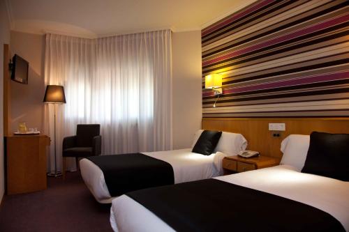 1 double bed, 1 twin bed