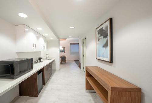King Suite with Sofa Bed and Roll-In Shower - Disability Access