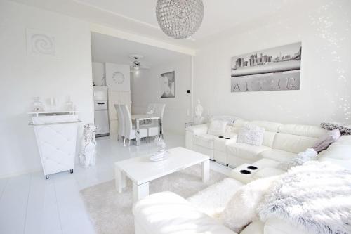 White Luxury Penthouse in City Centre