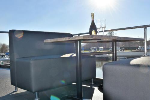 Cozy floating boatlodge Het Vrijthof, Maastricht (foto 2)