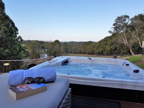 Blueberry Hills On Comleroy Farmstay - B&B and Self-Contained Cottages - 온수 욕조