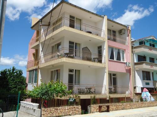 外部景觀, 卡茲拉羅夫旅館 (Kazlarov Guest House) in 希典