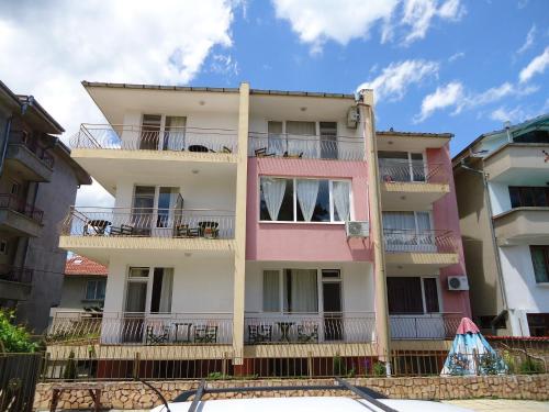 外部景觀, 卡茲拉羅夫旅館 (Kazlarov Guest House) in 希典