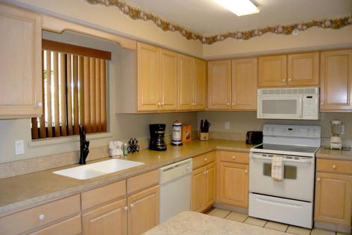 Santa Maria Harbour Resort 416 - Weekly Condo - image 2
