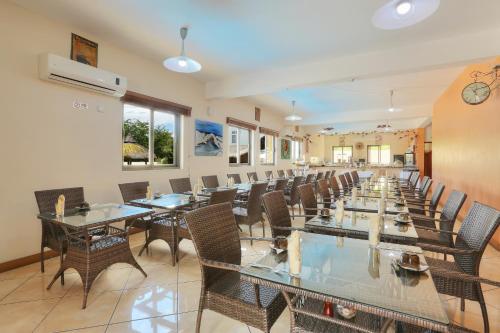 Restaurant, L'Oiseau de L'Ocean Residence in Flic En Flac