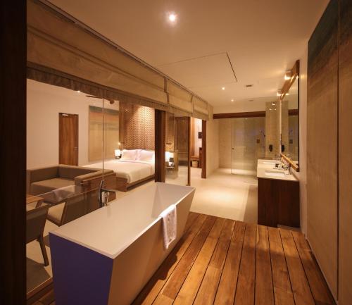 King Suite with Ocean View with 15 Min Free foot massage image 5