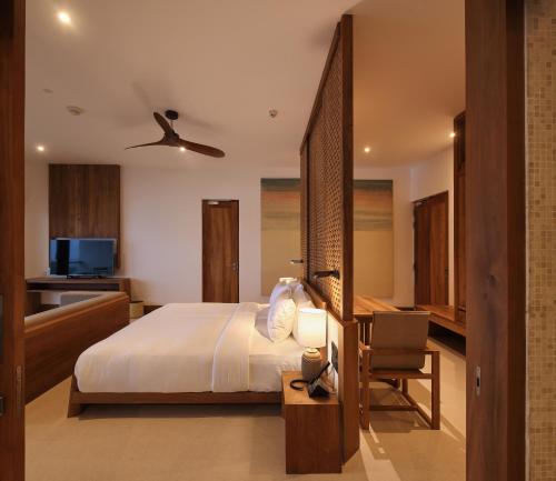 King Suite with Ocean View with 15 Min Free foot massage image 4