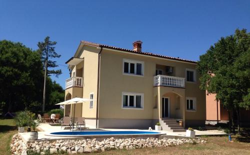  Lägenhet i Villa med pool, Pension in Vozilići