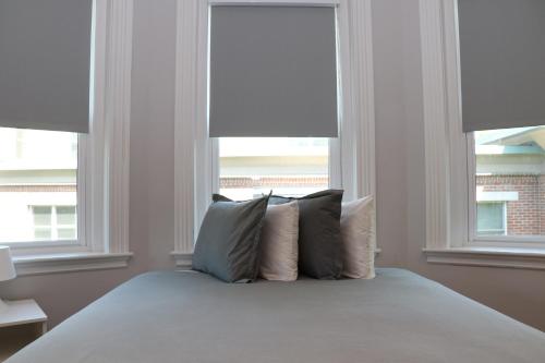 A Stylish Stay w/ a Queen Bed Heated Floors.. #34 - image 3