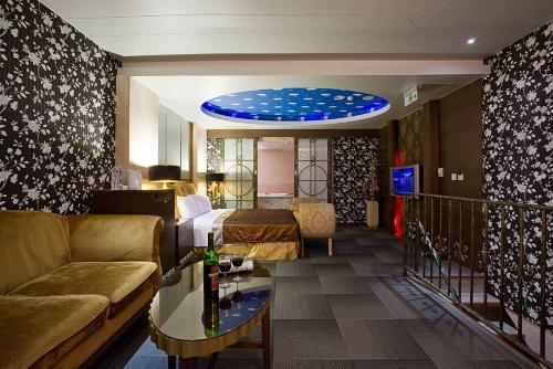 Crystal Business Motel near Xinyue Beach