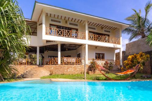 Villa Mashariki - luxury villa 400m from the beach