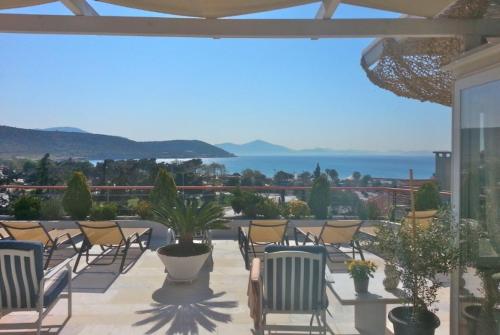 Varkiza Seaside Penthouse with Private Roof Deck · Vári