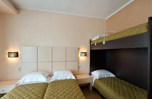 Alexander Inn Stop at Alexander Inn Boutique to discover the wonders of Stavros. Offering a variety of facilities and services, the property provides all you need for a good nights sleep. Daily housekeeping, lugga