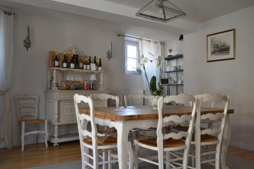 ห้องส่วนกลางสำหรับนั่งเล่น/ดูทีวี, La Maison Des Buis in ฟาแลส