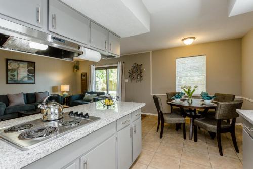 The Red Door Sunflower - Updated Home in Houston