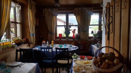 ห้องอาหาร, Appartement Pension Bäckenhäusl FERIENWOHNUNGEN Chalets Hütten Komfortzimmer (Appartement Pension Backenhausl FERIENWOHNUNGEN Chalets Hutten Komfortzimmer) in อุทเทนดอร์ฟ