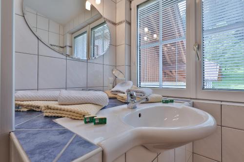 2 bedrooms, 4 beds