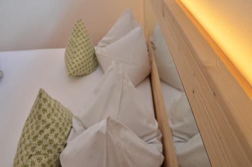Mason La Zondra Room Type - One-Bedroom Apartment - Attic