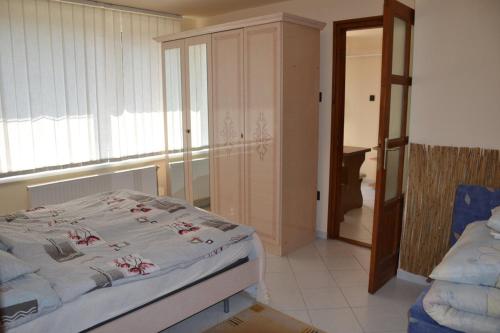 Arany Tisza Apartmanház (Arany Tisza Apartmanhaz) in โปรอสซโล่