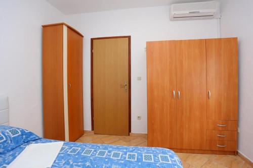 Apartments and rooms with parking space Makarska - 16449
