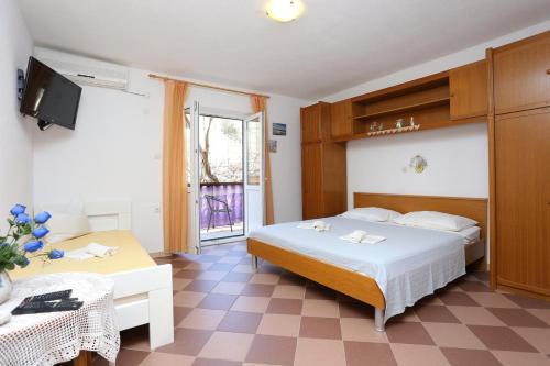 Apartments with a parking space Makarska - 16450