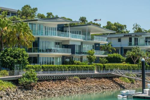 Pavillion 3 Absolute Waterfront 4 Bedroom 2 Lounge Room Plunge Pool + Golf Buggy