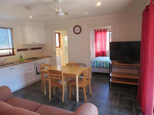 Latrobe Mersey River Cabin and Caravan Park in Devonport