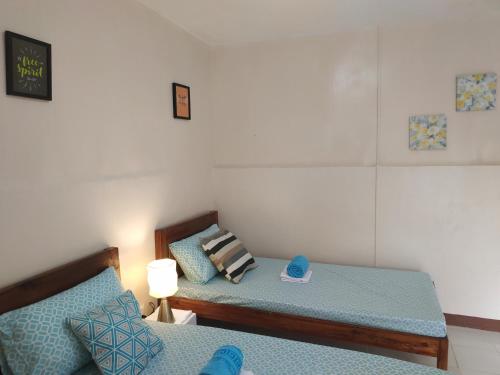 2 twin beds