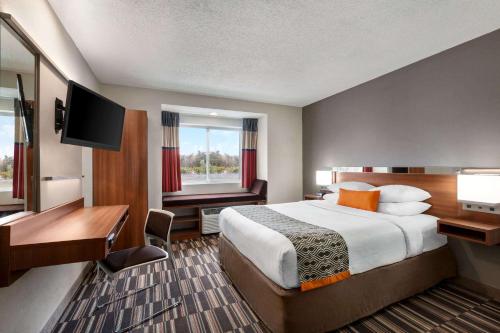Microtel Inn & Suites by Wyndham Tifton Room Type - Queen Room with Bath Tub - Mobility Accessible/Non-Smoking Microtel Inn & Suites by Wyndham Tifton Room Type - Queen Room with Bath Tub - Mobility Accessible/Non-Smoking