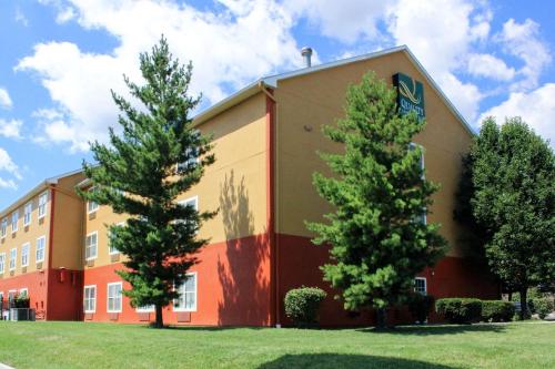 Quality Inn & Suites Cincinnati Sharonville - image 14
