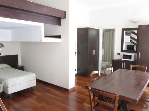 One-Bedroom Apartment image 4