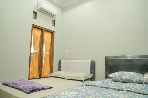 Family Room with Shared Bathroom image 4