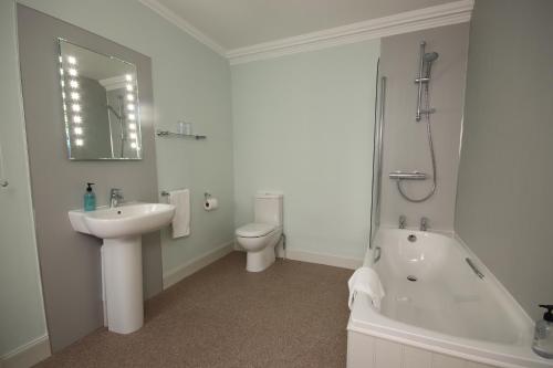Inglestone House Guest House - image 7