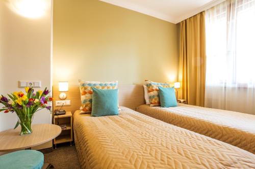 Geneva Hotel - image 2