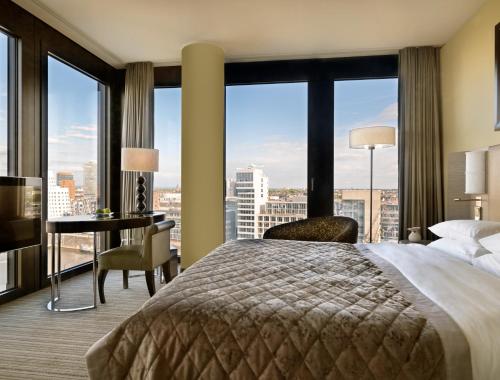 Hyatt Regency Dusseldorf 818m von Moselstraße entfernt