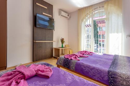 1 double bed, 1 twin bed