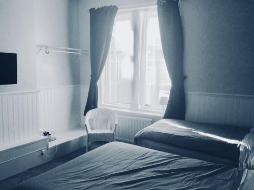 1 double bed, 1 twin bed