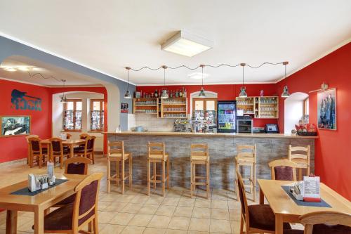餐廳, Penzion a restaurace U Vladare in 泰普拉河畔貝喬夫