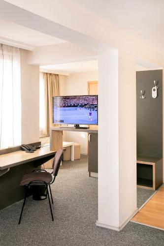 Deluxe Twin Room with Balcony image 8