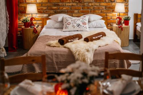 1 queen bed, 1 sofa bed