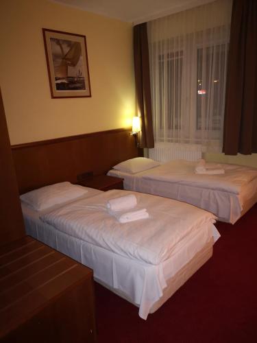 3 twin beds