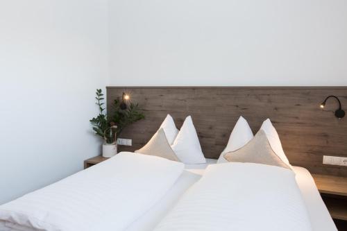 2 bedrooms, 5 beds