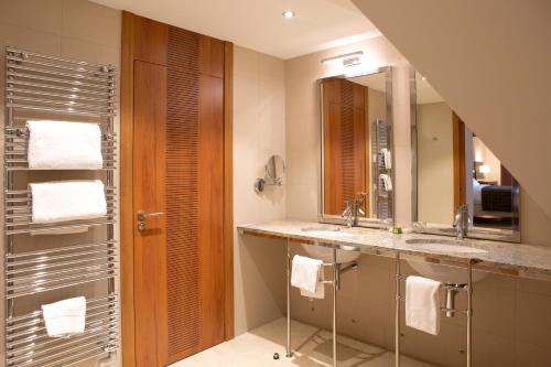 Hotel Le Clos De La Vouge - 샤워실