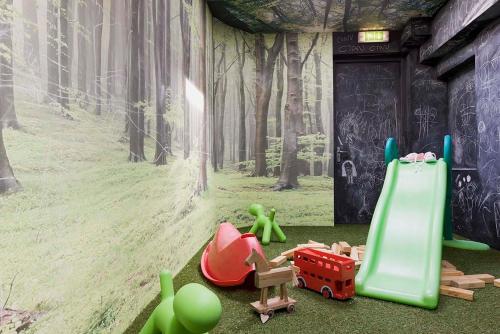 兒童俱樂部, 斯特蘭德酒店 (The Strand Inn) in 鄧莫爾東