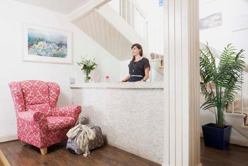 設施, 斯特蘭德酒店 (The Strand Inn) in 鄧莫爾東