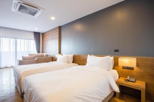 Icon Park Hotel, Chiang Mai- SHA Extra Plus Room Type - Executive Twin Room with Balcony 