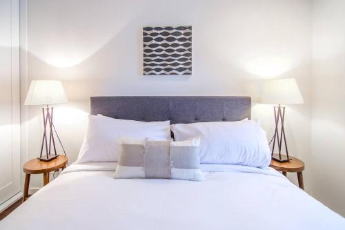 Stunning Townhouse- Quiet Street Close to CBD - image 3