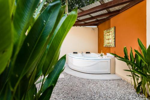 Pezsgőfürdő, Bahia del Sol Beach front Boutique Hotel in Potrero